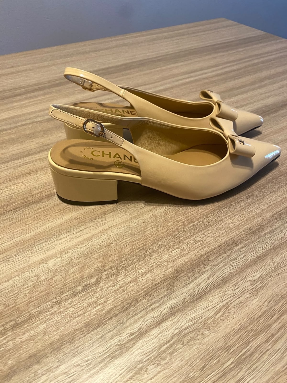 CHANEL Cream Patent Leather Slingback Pumps with Bow